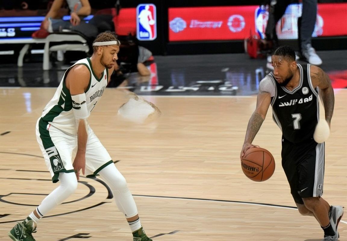 2019NBA常规赛:雄鹿VS马刺巅峰对决,战术与球星对决精彩回顾